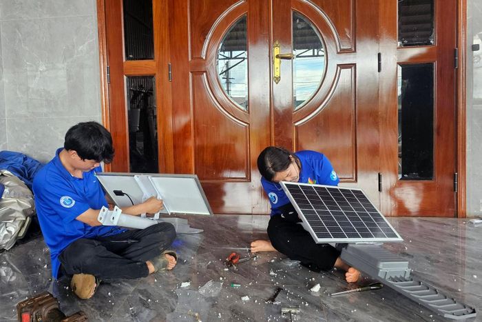 Thanh niên tình nguyện lắp đặt tấm pin năng lượng mặt trời