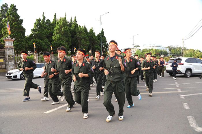 Cán bộ, chiến sĩ Công an tỉnh Lâm Đồng tham gia chạy bộ định kỳ hằng tuần với chủ đề "Bước chân chiến sĩ - Vì Nhân dân phục vụ" tại khu vực hồ Xuân Hương, phường Xuân Hương - Đà Lạt