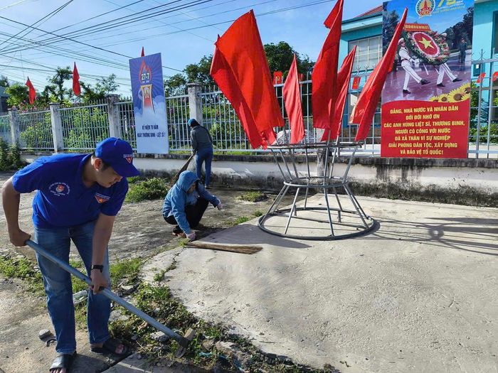 Cán bộ, đoàn viên và Nhân dân phường Bình Thuận tham gia dọn vệ sinh môi trường vào sáng ngày 1/8