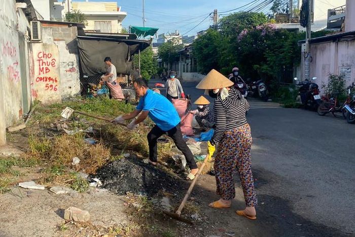 Người dân phường Hàm Thắng tham gia dọn vệ sinh môi trường tại các tuyến đường trong khu dân cư