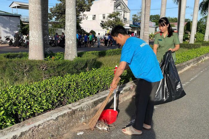 Cán bộ, đoàn viên và Nhân dân phường Bình Thuận tham gia dọn vệ sinh môi trường vào sáng ngày 1/8