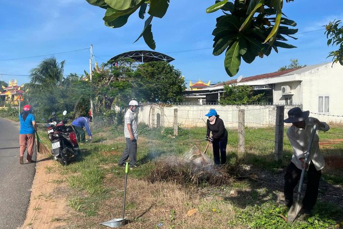 Đông đảo người dân và lực lượng chức năng xã Tuyên Quang tham gia dọn vệ sinh môi trường chào mừng sự kiện thể thao Sports Festival 2026