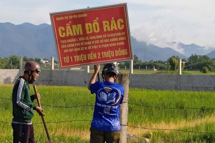 Lực lượng chức năng xã Tuyên Quang cắm biển cảnh báo người dân