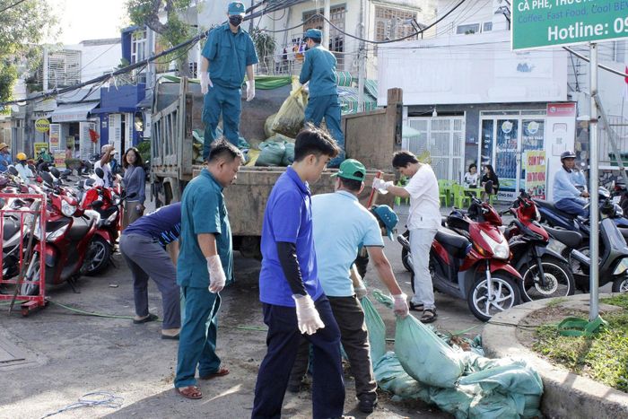 Đông đảo người dân và lực lượng chức năng phường Phan Thiết tham gia dọn vệ sinh tại khu vực chợ Phan Thiết