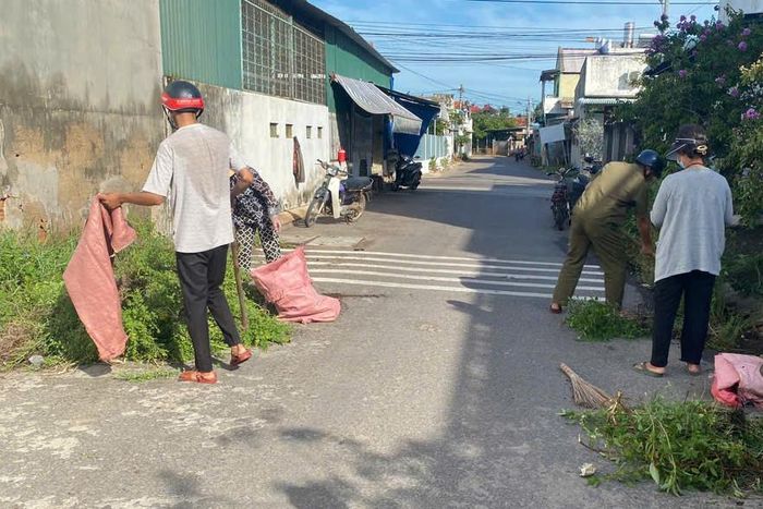 Người dân phường Hàm Thắng tham gia dọn vệ sinh môi trường