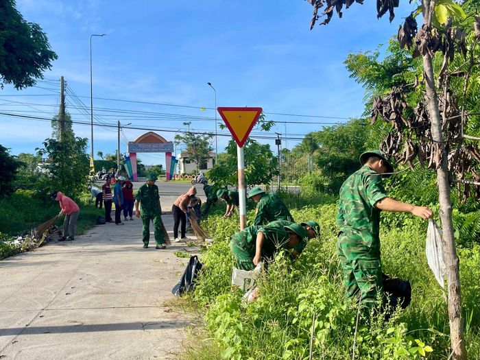 Đông đảo người dân và lực lượng chức năng phường Phú Thủy tham gia dọn vệ sinh môi trường chào mừng sự kiện thể thao Sports Festival 2026