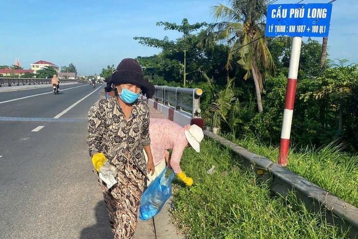 Người dân phường Hàm Thắng tham gia dọn vệ sinh môi trường