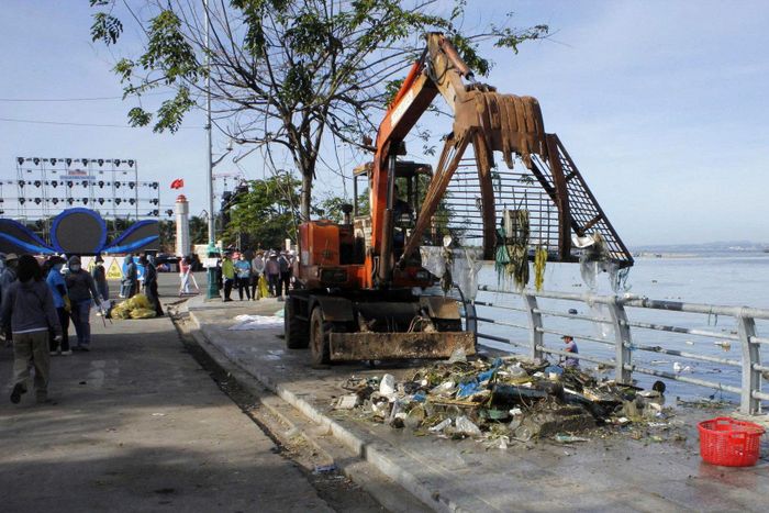 Đông đảo người dân và lực lượng chức năng phường Phan Thiết tham gia dọn vệ sinh môi trường chào mừng sự kiện thể thao Sports Festival 2026