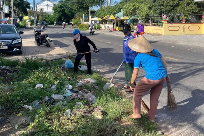 Đông đảo người dân và lực lượng chức năng xã Tuyên Quang tham gia dọn vệ sinh môi trường chào mừng sự kiện thể thao Sports Festival 2026