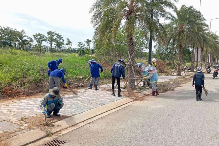 Nhân viên các khu du lịch trên địa bàn phường Tiến Thành dọn vệ sinh chào mừng sự kiện thể thao Sports Festival 2026
