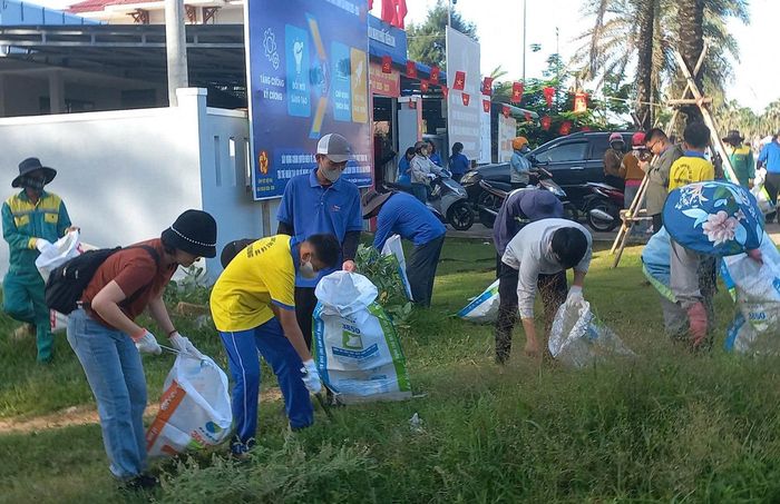 Hàng trăm người dân ở phường Tiến Thành tham gia dọn vệ sinh môi trường
