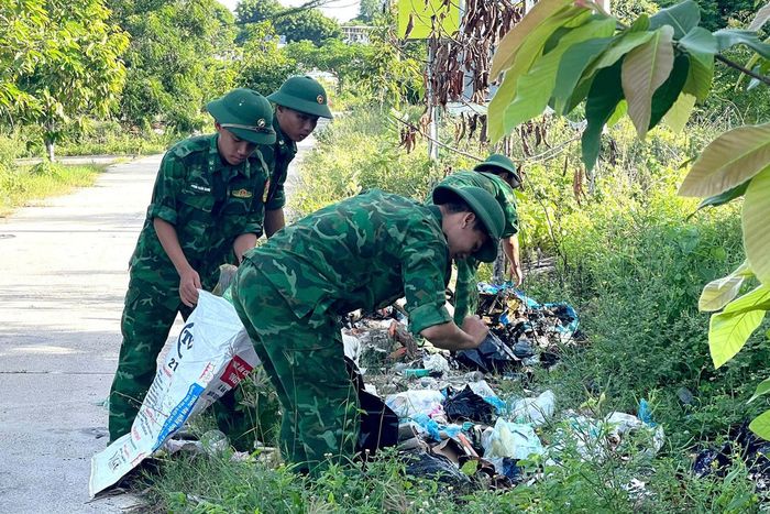 Đông đảo người dân và lực lượng chức năng phường Phú Thủy tham gia dọn vệ sinh môi trường chào mừng sự kiện thể thao Sports Festival 2026