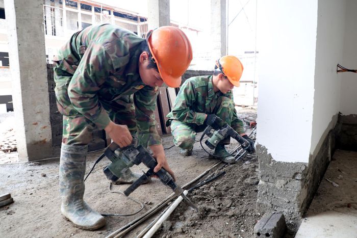 Hơn 200 cán bộ, chiến sĩ tham gia xây dựng trường học