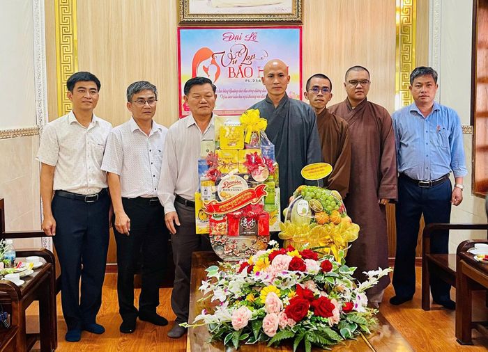 Đồng chí Nguyễn Hữu Khánh, Phó Trưởng Ban Tuyên giáo và Dân vận Tỉnh ủy Lâm Đồng thăm hỏi, tặng quà tại Chùa Pháp Hoa, phường Bắc Gia Nghĩa và Thượng tọa Thích Thanh Hiền, Ủy viên Hội đồng Trị sự Trung ương Giáo hội Phật giáo, Phó Trưởng ban Thường trực Ban Trị sự Giáo hội Phật giáo Việt Nam tỉnh, trụ trì Chùa Pháp Hoa