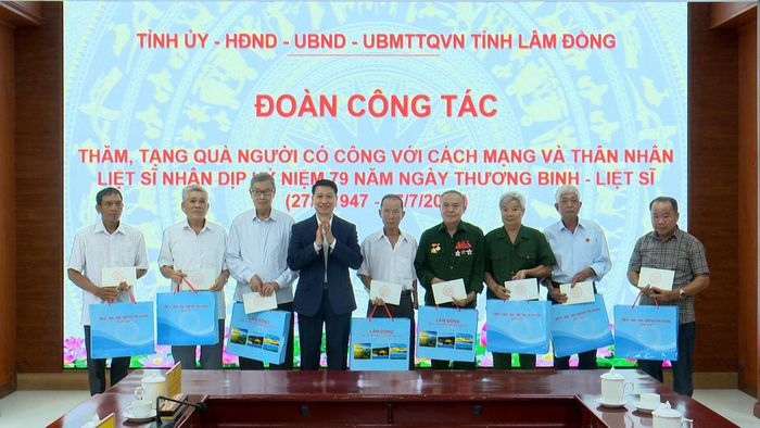Đồng chí Bùi Huy Thành, Ủy viên Ban Thường vụ Tỉnh ủy, Trưởng Ban Tuyên giáo và Dân vận Tỉnh ủy trao các phần quà của tỉnh đến những người có công và thân nhân liệt sĩ tiêu biểu ở xã Đạ Tẻh