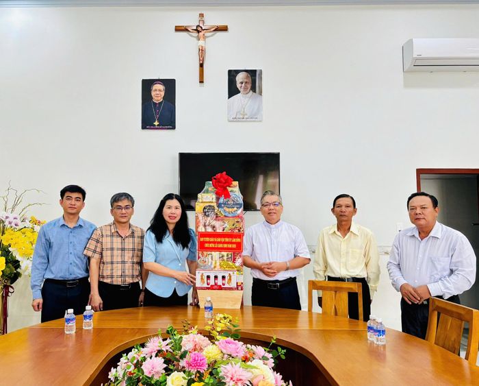 Đồng chí Phan Thị Thanh Mai, Phó Trưởng Ban Tuyên giáo và Dân vận Tỉnh ủy thăm giáo xứ Thuận Nghĩa, xã Hàm Kiệm nhân dịp Lễ Giáng sinh năm 2025