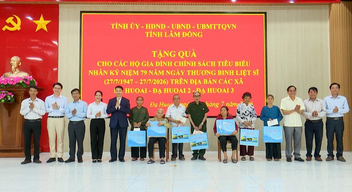 Đồng chí Bùi Huy Thành (thứ 5 từ trái sang), Ủy viên Ban Thường vụ Tỉnh ủy, Trưởng Ban Tuyên giáo và Dân vận Tỉnh ủy Lâm Đồng trao quà đến các gia đình người có công và thân nhân liệt sĩ ở xã Đạ Huoai