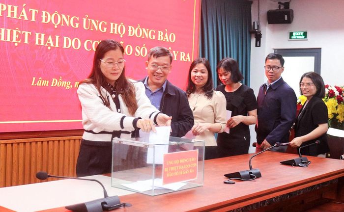 Cán bộ, công chức Ban Tuyên giáo và Dân vận Tỉnh ủy Lâm Đồng ủng hộ đồng bào bị thiệt hại do bão gây ra