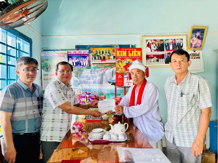 Đồng chí Lê Minh Quang, Phó Trưởng Ban Tuyên giáo và Dân vận Tỉnh ủy Lâm Đồng thăm, chúc tết sư cả Thông Minh Toàn, Phó Chủ tịch Hội đồng chức sắc Bàlamôn giáo tỉnh tại xã Hàm Thuận Bắc, nhân dịp Tết Katê của đồng bào Chăm
