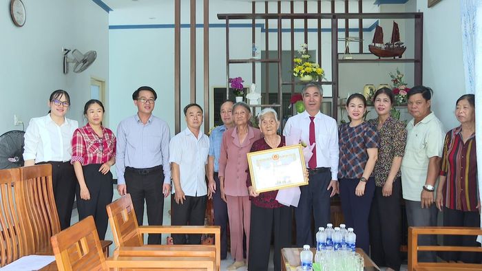 Đồng chí Nguyễn Văn Quang (thứ 5 từ phải qua), Ủy viên Ban Thường vụ Tỉnh ủy, Chủ nhiệm Ủy ban Kiểm tra Tỉnh ủy Lâm Đồng và lãnh đạo xã Hàm Thuận trao Huy hiệu 60 năm tuổi Đảng cho đảng viên Nguyễn Thị Quẻ, chi bộ thôn Lâm Giáo, xã Hàm Thuận