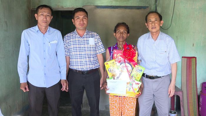 Đồng chí Nguyễn Ngọc Thạch (ngoài cùng bên phải), Tỉnh ủy viên, Bí thư Đảng ủy, Chủ tịch HĐND xã Hàm Thuận đến thăm, tặng quà gia đình chính sách