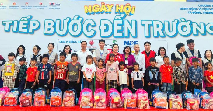 Tặng quà tiếp bước đến trường cho học sinh vượt khó xã Tà Đùng