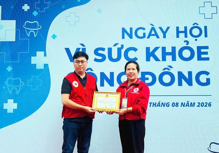 Hội Chữ thập đỏ tỉnh Lâm Đồng trao bằng ghi nhận tấm lòng vàng của nhà tài trợ