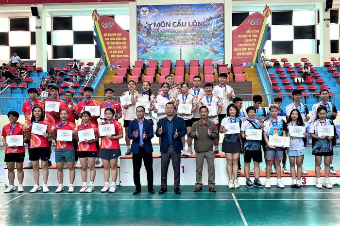 Trao huy chương cho các đội dẫn đầu ở nội dung đồng đội hỗn hợp nam nữ