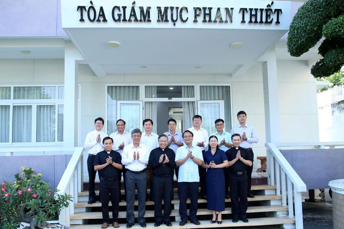 Đồng chí Đặng Hồng Sỹ, Phó Bí thư Thường trực Tỉnh ủy cùng đoàn công tác chụp hình lưu niệm