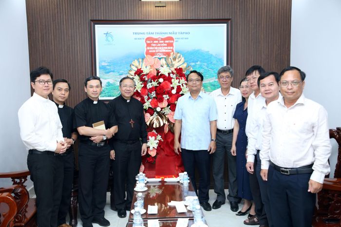 Đồng chí Đặng Hồng Sỹ, Phó Bí thư Thường trực Tỉnh ủy tặng hoa chúc mừng Giám mục Giuse Đỗ Mạnh Hùng nhân Kỷ niệm 10 năm tấn phong Giám mục