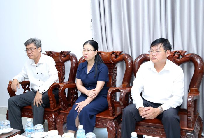 Đồng chí Nguyễn Minh, Tỉnh ủy viên, Phó Chủ tịch UBND tỉnh (ngoài cùng bên trái) cùng đại diện lãnh đạo sở, ban, ngành tham dự buổi thăm, chúc mừng