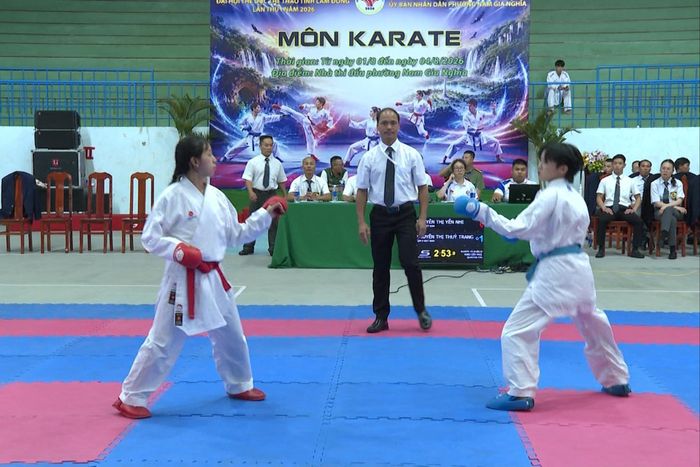 2 VĐV nữ thi đấu nội dung đối kháng (kumite)