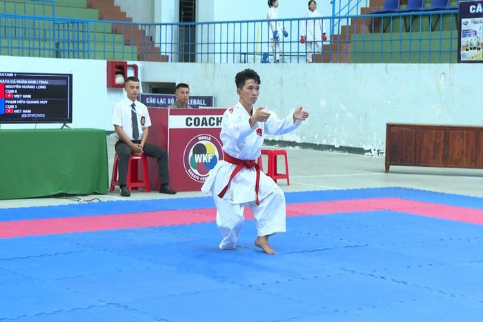 VĐV thực hiện nội dung quyền (kata) cá nhân nam