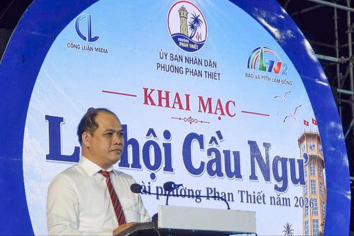 Chủ tịch UBND phường Phan Thiết, Trưởng Ban Tổ chức Lễ hội Cầu Ngư của các vạn chài Phan Thiết năm 2026 Trần Nguyên Lộc phát biểu khai mạc