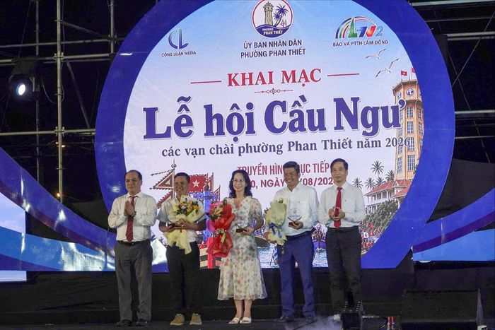 Đại diện Ban Tổ chức tặng hoa cho các nhà tài trợ