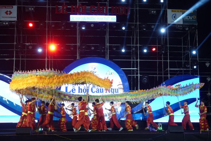 Múa lân sư rồng phục vụ bà con Nhân dân