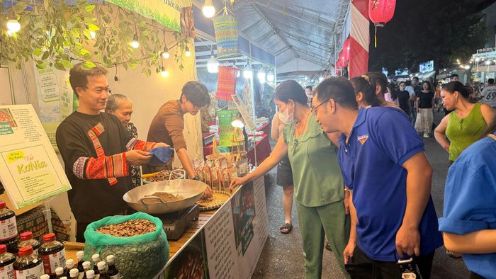 Sau lễ khai mạc, đông đảo người dân tham quan các gian hàng ẩm thực