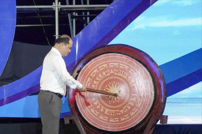 Chủ tịch UBND phường Phan Thiết Trần Nguyên Lộc đánh trống khai mạc Lễ hội Cầu ngư