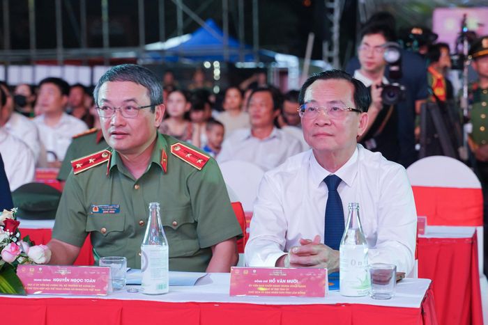 Các đồng chí: Hồ Văn Mười, Ủy viên Ban Chấp hành Trung ương Đảng, Phó Bí thư Tỉnh ủy, Chủ tịch UBND tỉnh; Trung tướng Nguyễn Ngọc Toàn, Phó Chủ tịch Hiệp hội Thể thao Công an nhân dân Việt Nam dự lễ khai mạc