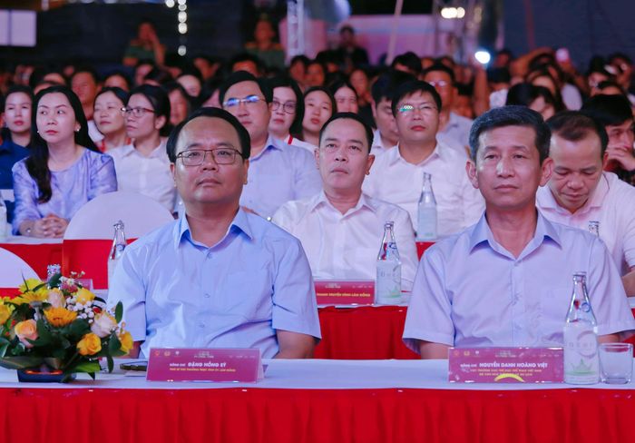 Phó Bí thư Thường trực Tỉnh ủy Đặng Hồng Sỹ và đồng chí Nguyễn Danh Hoàng Việt, Cục trưởng Cục Thể dục thể thao Việt Nam, Bộ Văn hóa, Thể thao và Du lịch dự lễ khai mạc