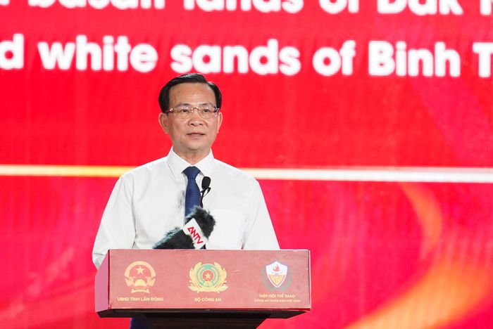 Đồng chí Hồ Văn Mười, Ủy viên Ban Chấp hành Trung ương Đảng, Phó Bí thư Tỉnh ủy, Chủ tịch UBND tỉnh phát biểu tại lễ khai mạc