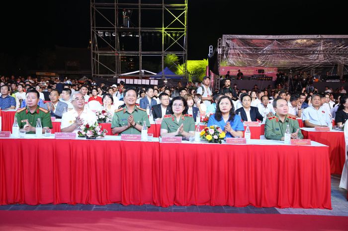 Các đại biểu dự lễ khai mạc