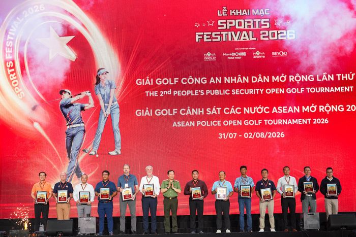 Thượng tướng Lê Văn Tuyến, Ủy viên Trung ương Đảng, Thứ trưởng Bộ Công an tặng quà lưu niệm cho các đoàn thể thao nước ngoài