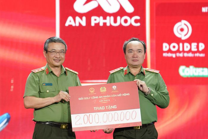 Trung tướng Nguyễn Ngọc Toàn, Phó Chủ tịch Hiệp hội Thể thao Công an nhân dân Việt Nam trao bảng tượng trưng ủng hộ tiền "Xây nhà cho đồng bào vùng biên giới tỉnh Lâm Đồng"