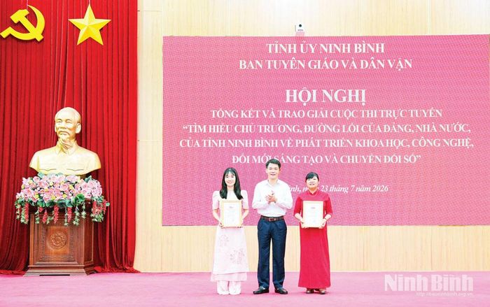 Đồng chí Nguyễn Đức Toàn, Ủy viên Ban Thường vụ Tỉnh ủy, Trưởng Ban Tuyên giáo và Dân vận Tỉnh ủy, Trưởng Ban Tổ chức Cuộc thi trực tuyến “Tìm hiểu chủ trương, đường lối của Đảng, Nhà nước và của tỉnh Ninh Bình về phát triển khoa học, công nghệ, đổi mới sáng tạo và chuyển đổi số” trao Giấy chứng nhận cho các cá nhân đạt giải Nhất. Ảnh: Trường Giang