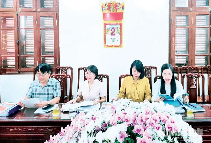 Cán bộ Ban Tuyên giáo và Dân vận Tỉnh ủy chấm bài tham dự Cuộc thi chính luận về bảo vệ nền tảng tư tưởng của Đảng lần thứ Sáu năm 2026. Ảnh: Trần Thoan