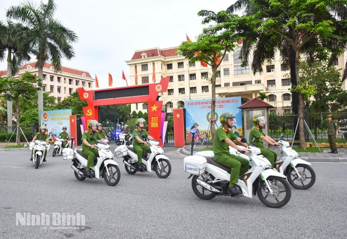 Công an phường, Tổ bảo vệ an ninh, trật tự ở cơ sở và Đoàn Thanh niên ra quân, diễu hành tuyên truyền trên các tuyến đường.