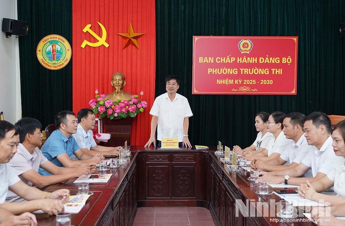 Đồng chí Nguyễn Minh Thắng, Bí thư Đảng ủy, Chủ tịch HĐND phường Trường Thi chủ trì hội nghị Ban Chấp hành Đảng bộ phường.