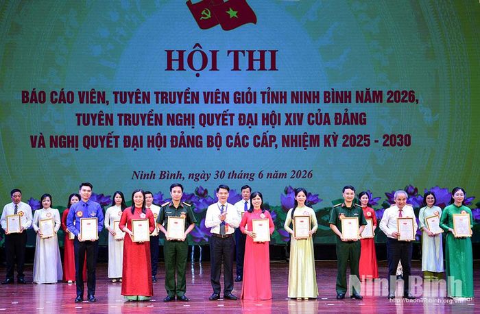 Đồng chí Nguyễn Đức Toàn, Ủy viên Ban Thường vụ Tỉnh ủy, Trưởng Ban Tuyên giáo và Dân vận Tỉnh ủy trao giải cho các báo cáo viên đạt giải tại Hội thi Báo cáo viên, Tuyên truyền viên giỏi tỉnh Ninh Bình năm 2026. (Ảnh: Trường Giang).