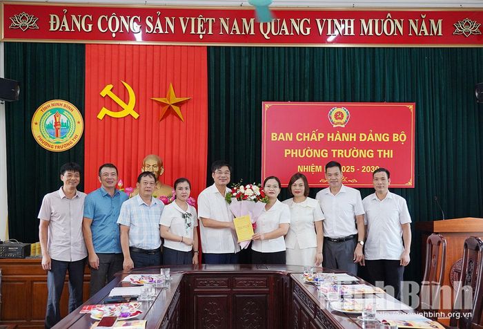 Các đồng chí Thường trực Đảng ủy, HĐND, UBND phường Trường Thi chúc mừng Ban Xây dựng Đảng phường nhân kỷ niệm 96 năm Ngày truyền thống ngành Tuyên giáo của Đảng.